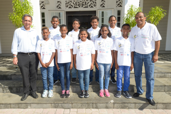 Les 9 enfants entourés par Aziz Patel, délégué Miss France, et Ibrahim Ingar, président de l'association 1000 Sourires