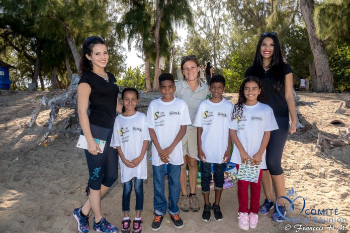 Opération éco-citoyenne Canal+ avec les 12 candidates Miss Réunion et des enfants