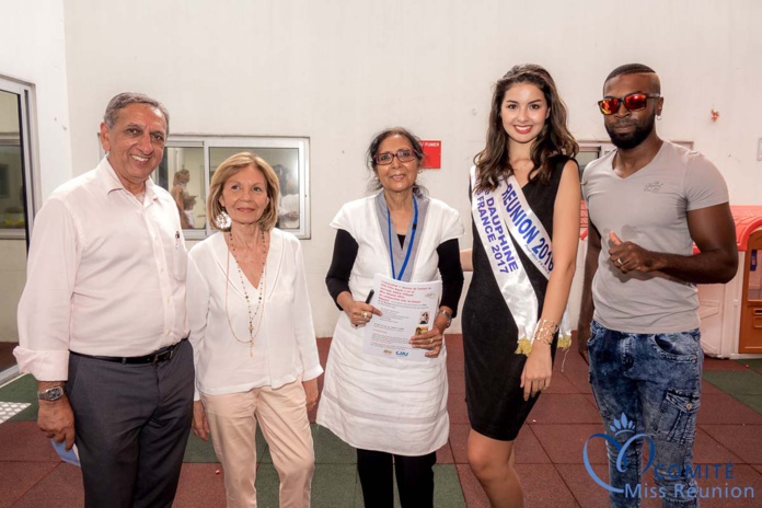 Aziz Patel du Comité Miss Réunion, Jacqueline Bourgeat, présidente de l'association Les Ptis Princes (qui s'occupe des enfants malades du cancer), Tayéba Moullan, Ambre N'guyen, et Dimix Staya