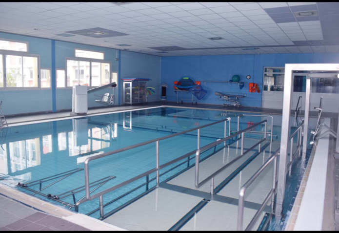 La piscine du CHU du Tampon, très bien aménagée pour soigner les patients, avec divers postes