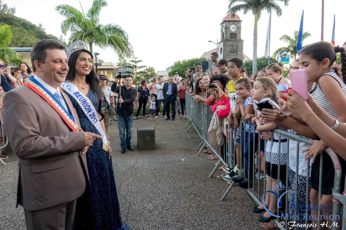 Beaucoup de monde sur le parvis de la mairie pour accueillir la Miss Réunion de Saint-Joseph