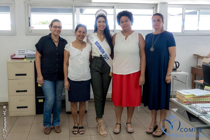 Miss Réunion a fait le tour de tous le services de la Sogecore pour des photos