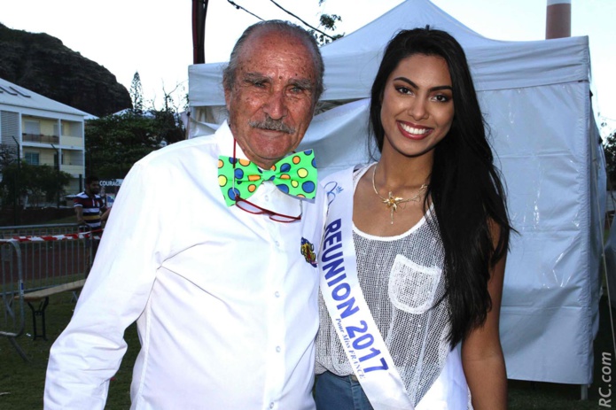 Robert Chicaud, le préssident de l'association Grand Raid, et la cravate de circonstance pour le 25ème anniversaire de l'épreuve, avec Miss Réunion