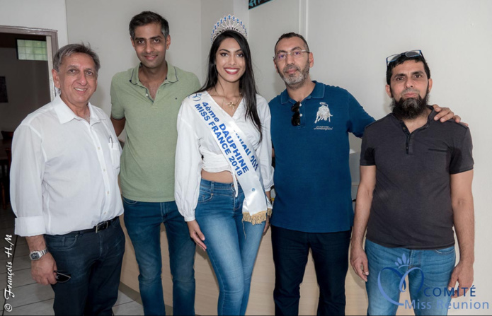 Aziz Patel et Miss Réunion avec les membres de l'Association des Commerçants de Saint-Paul