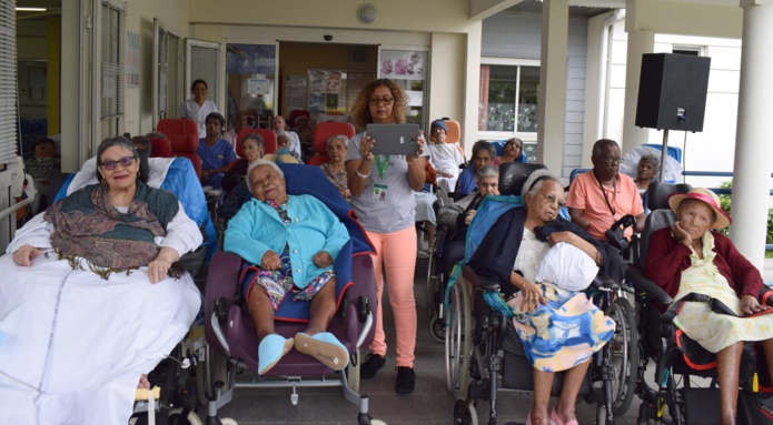 Audrey Chane Pao Kan visite les personnes âgées de l'USLD