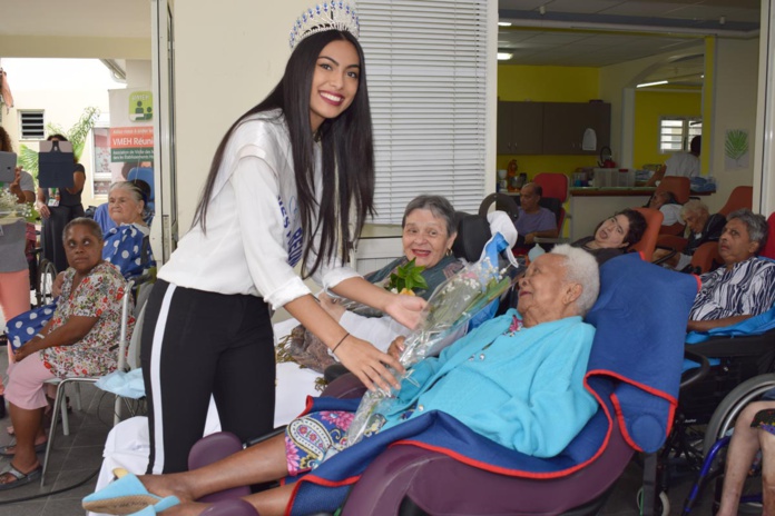 Audrey Chane Pao Kan visite les personnes âgées de l'USLD