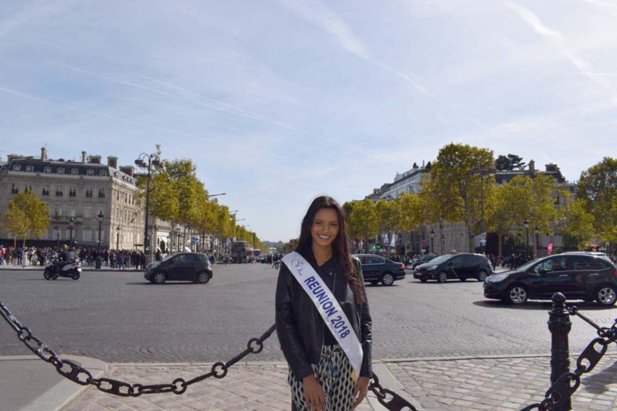 Les Champs Elysées juste derrière elle...