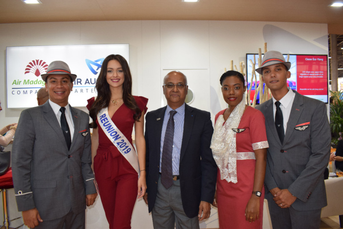 Avec Marie-Joseph Malé, président d'Air Austral, et l'équipe d'Air Austral; compagnie partenaire de Miss Réunion