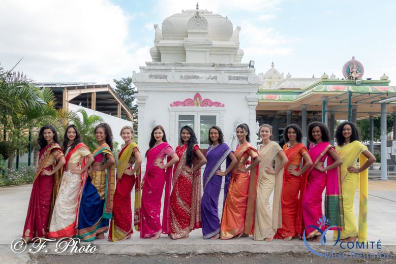 Les 12 candidates Miss Réunion 2021, magnifiques en sari et pieds nus au temple tamoul