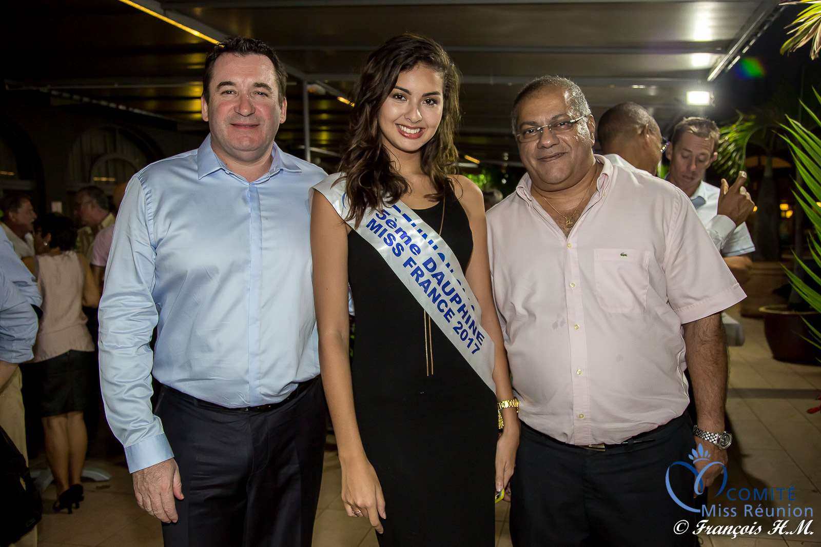 Pascal Turonnet, Ambre N'guyen, et Arzou Mahamadaly, directeur de la Sogecore/Opel, partenaire de Miss Réunion