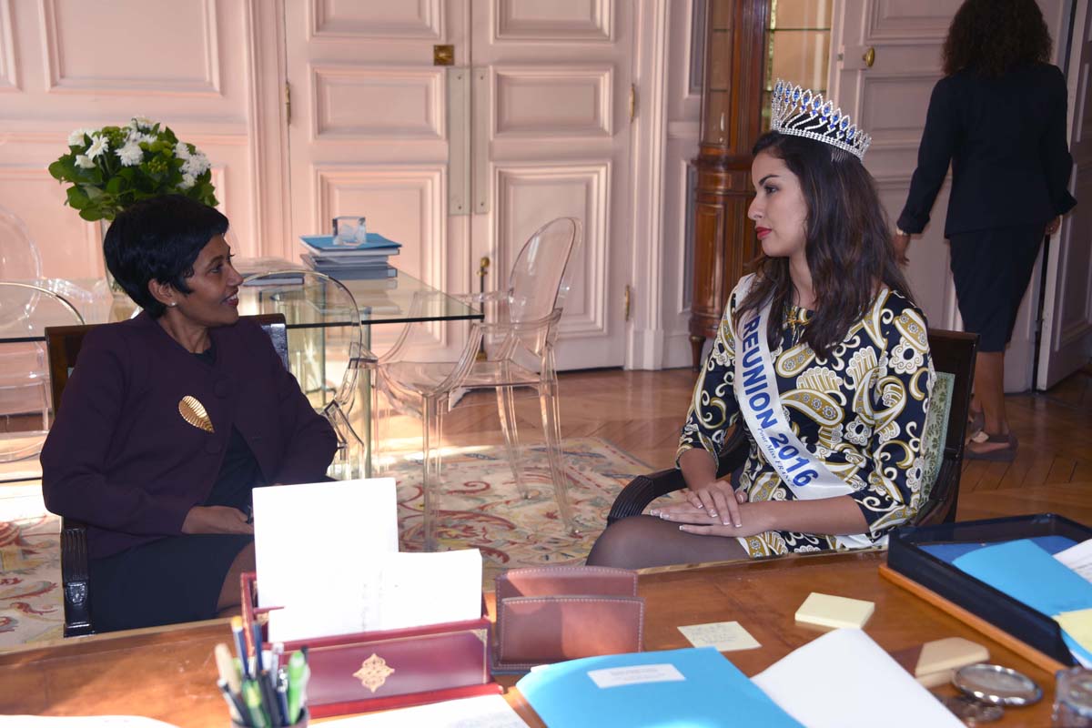 La Ministre a longuement discuté avec Miss Réunion