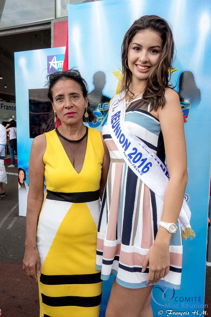 Miss Réunion sur le stand Antenne Réunion au Salon de la Maison