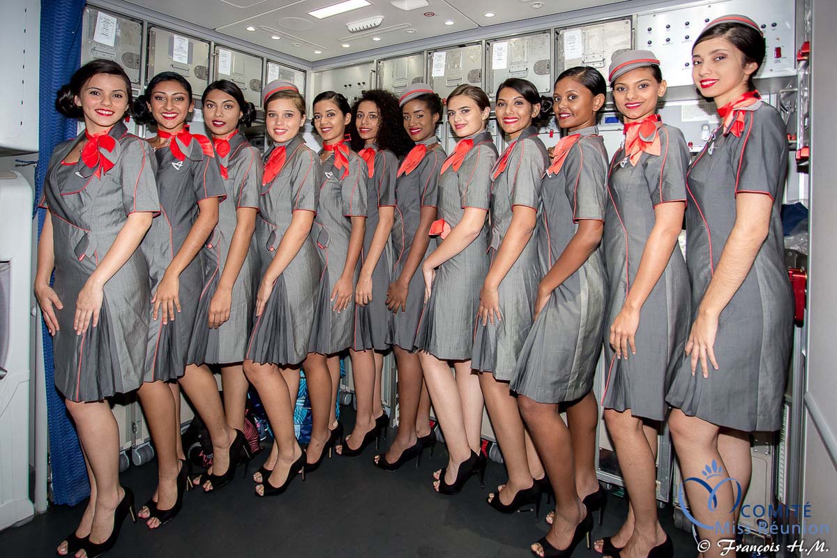 En tenues hôtesses de l'air d'Air Austral