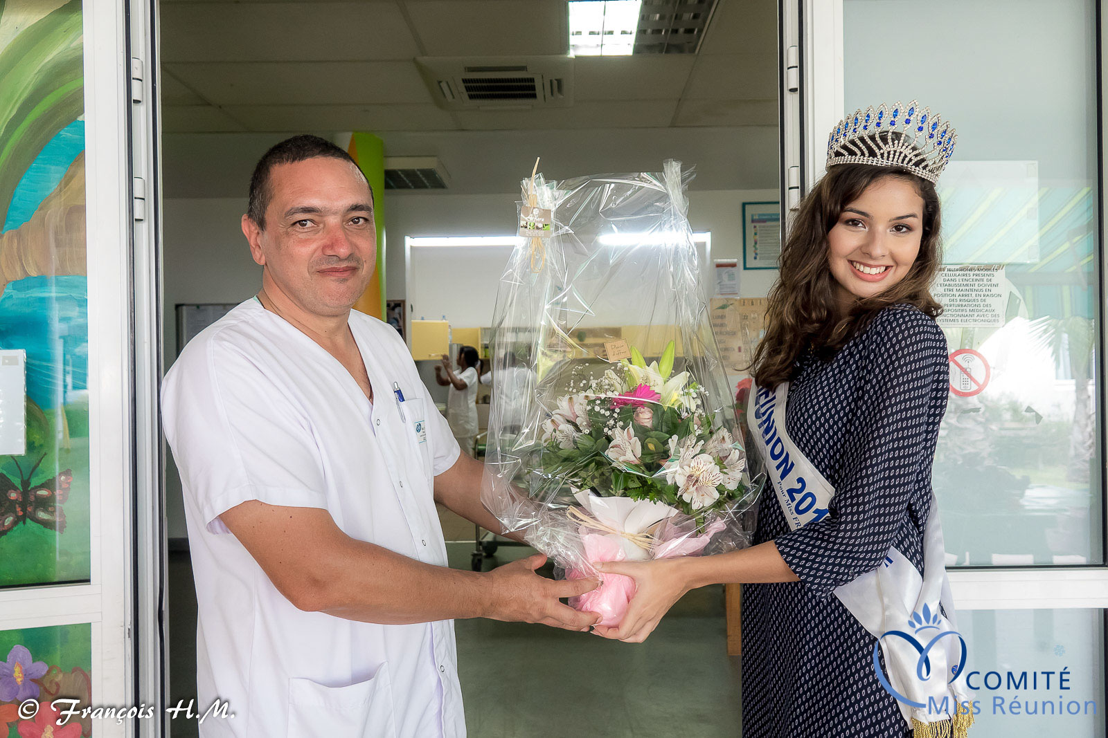 Michel Maillot, animateur USLD, porteur de cet événement, a offert un bouquet à Miss Réunion pour la remercier de sa venue