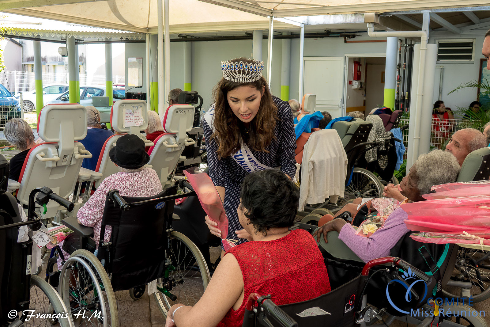 Miss Réunion rend visite aux personnes âgées malades de l'USLD