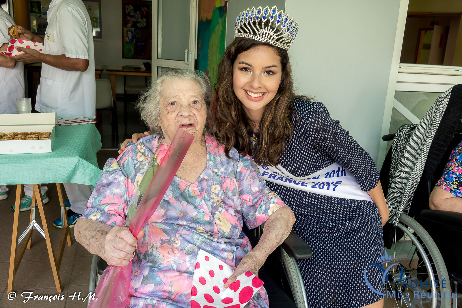 Miss Réunion rend visite aux personnes âgées malades de l'USLD