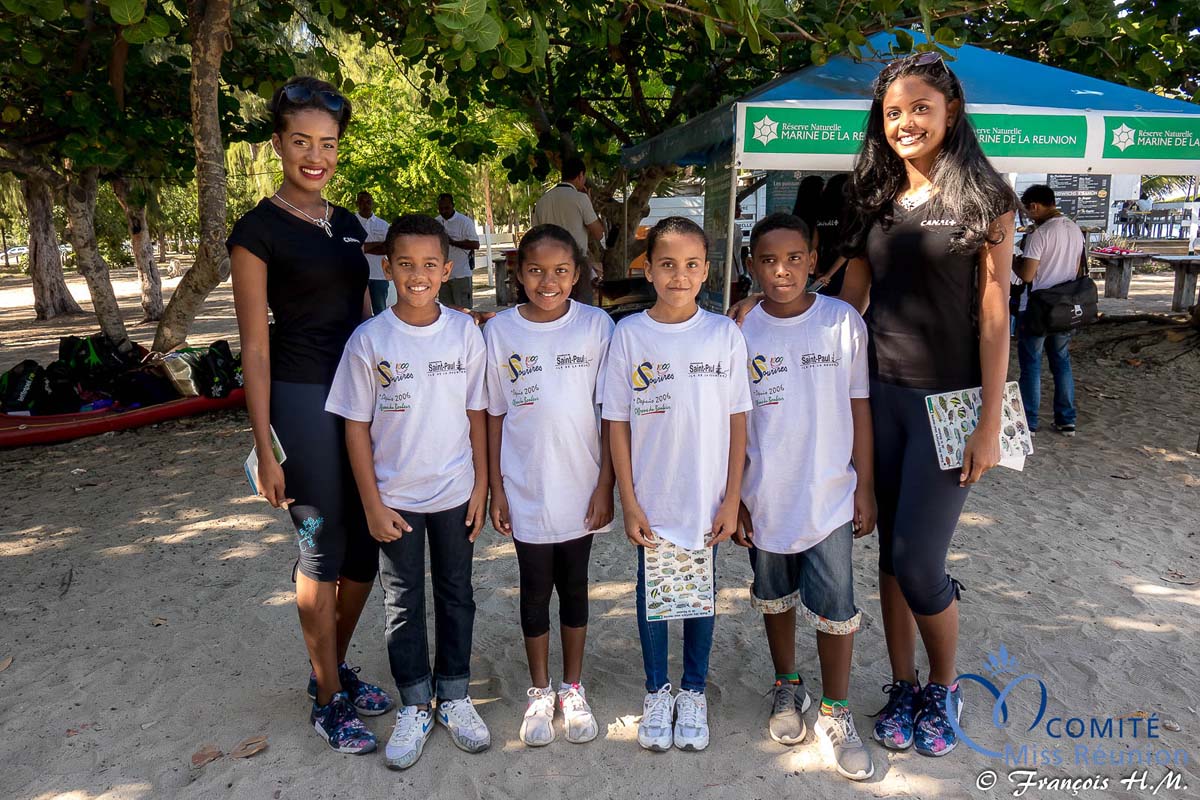 Opération éco-citoyenne Canal+ avec les 12 candidates Miss Réunion et des enfants