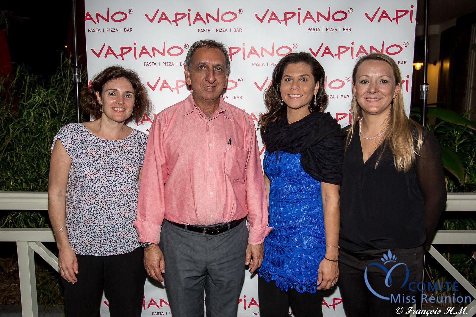Aziz Patel du Comité Miss Réunion avec l'équipe du Vapiano