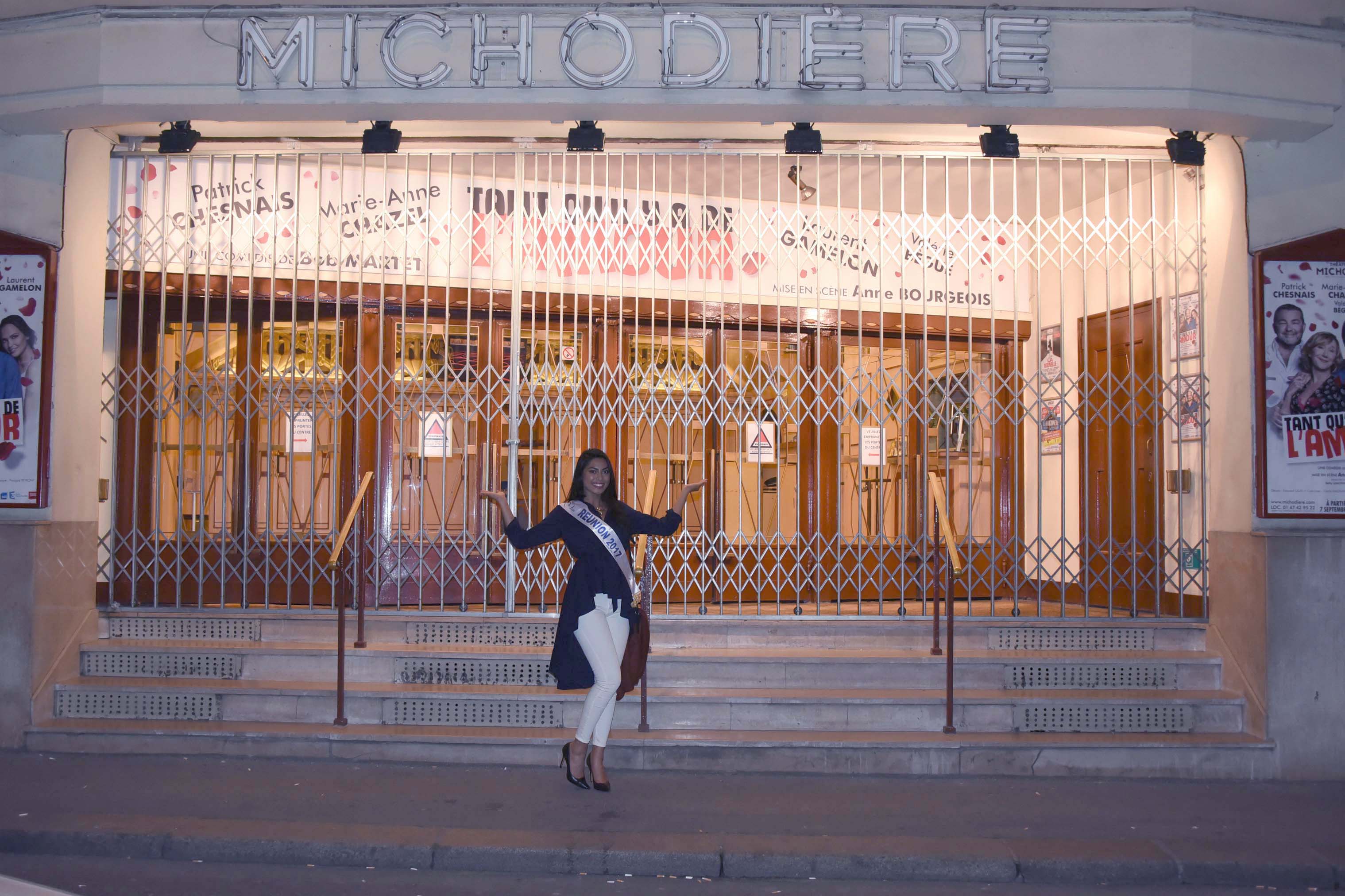 Audrey Chane Pao Kan devant le Théâtre de La Michaudière