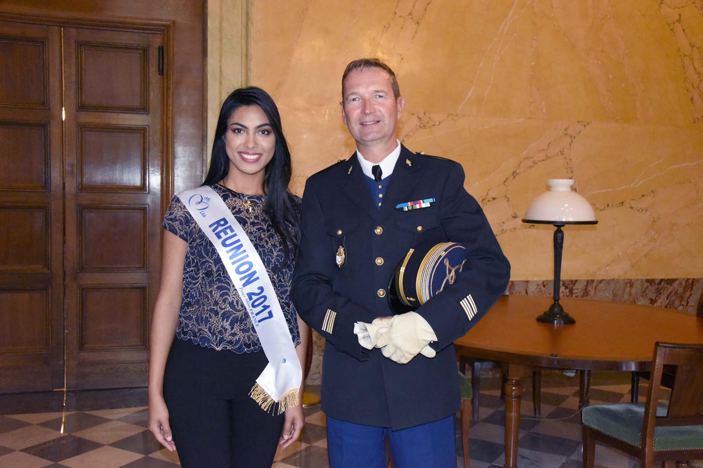 Miss Réunion avec le lieutenant-colonel Patrick Vedrenne, commandant militaire en second du Palais Bourbon