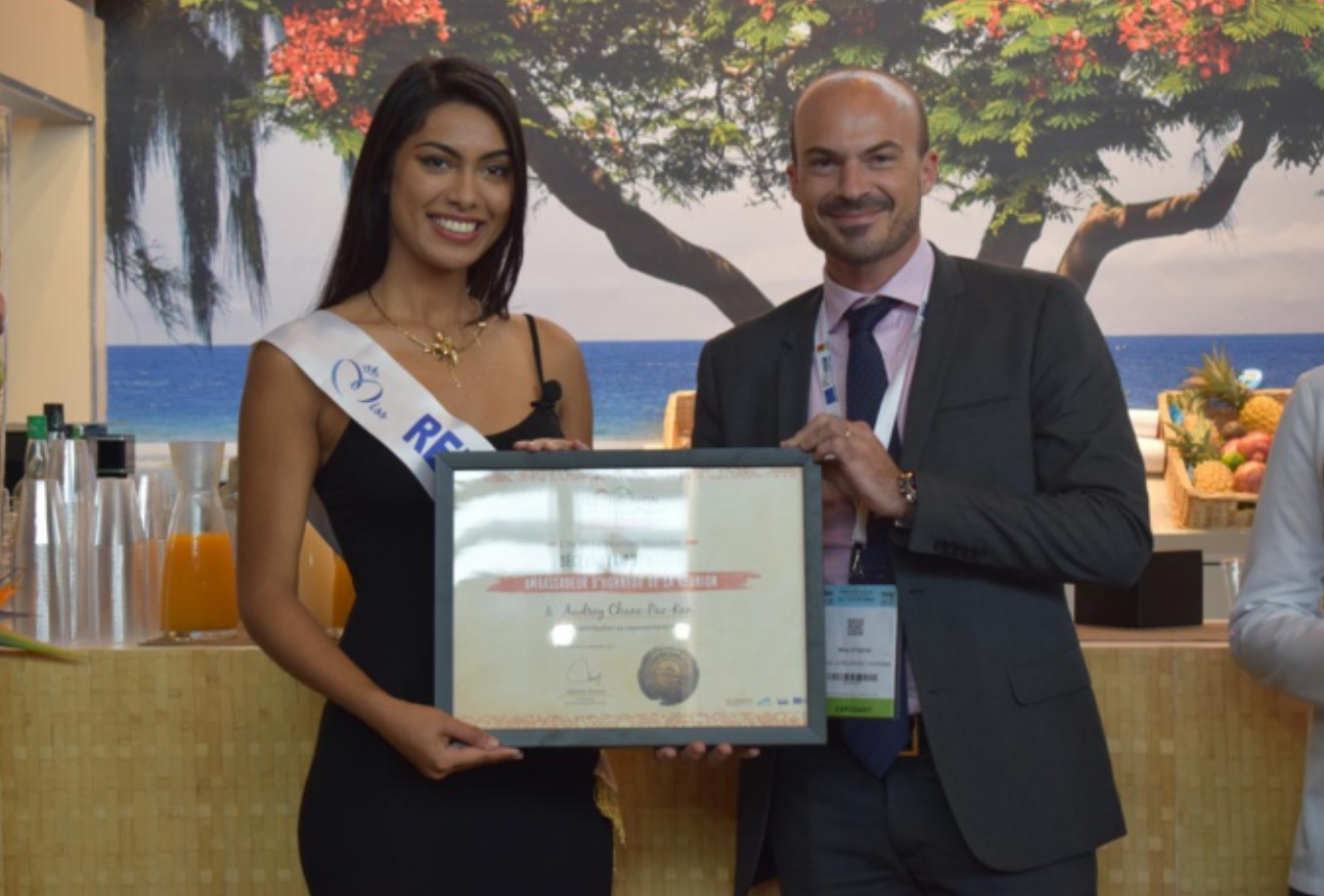 Miss Réunion a reçu son diplôme d'Ambassadrice des mains de Wily Ethève, directeur de l'IRT