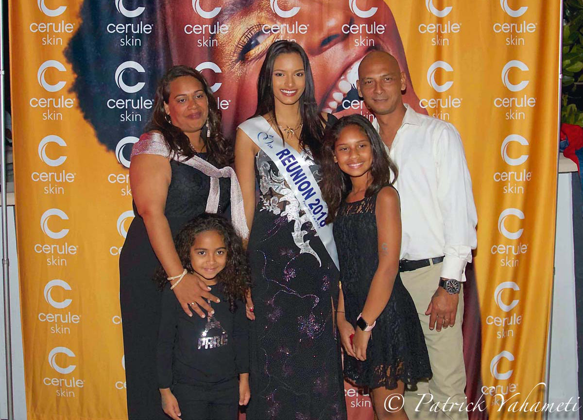 Anne-Lise Gopal avec sa famille et Miss Réunion