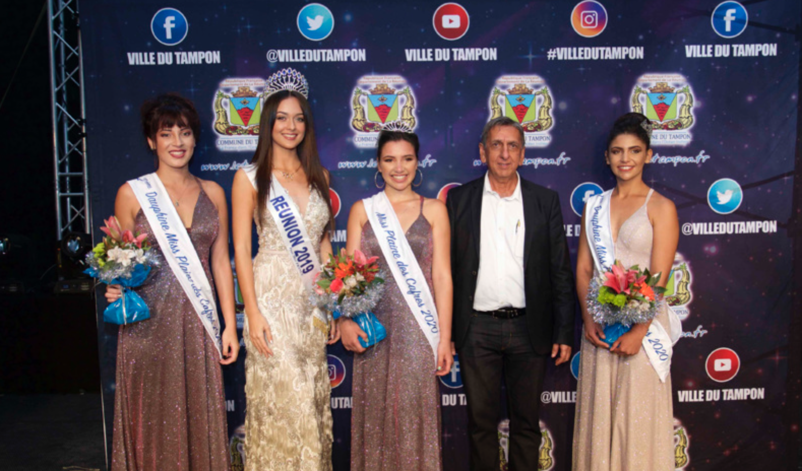 Morgane Lebon et Aziz Patel avec les lauréates Miss Plaine des Cafres 2020