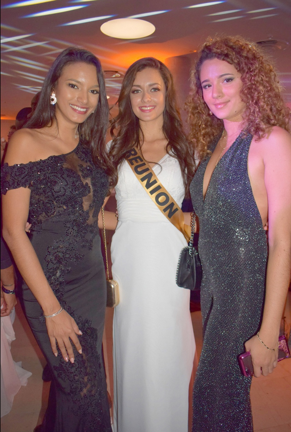 Morgane Lebon, entourée de Morgane Soucramanien, Miss Réunion 2019, et Annabelle Lebreton, 2ème dauphine Miss Réunion 2019, venues toutes deux soutenir Morgane Lebon