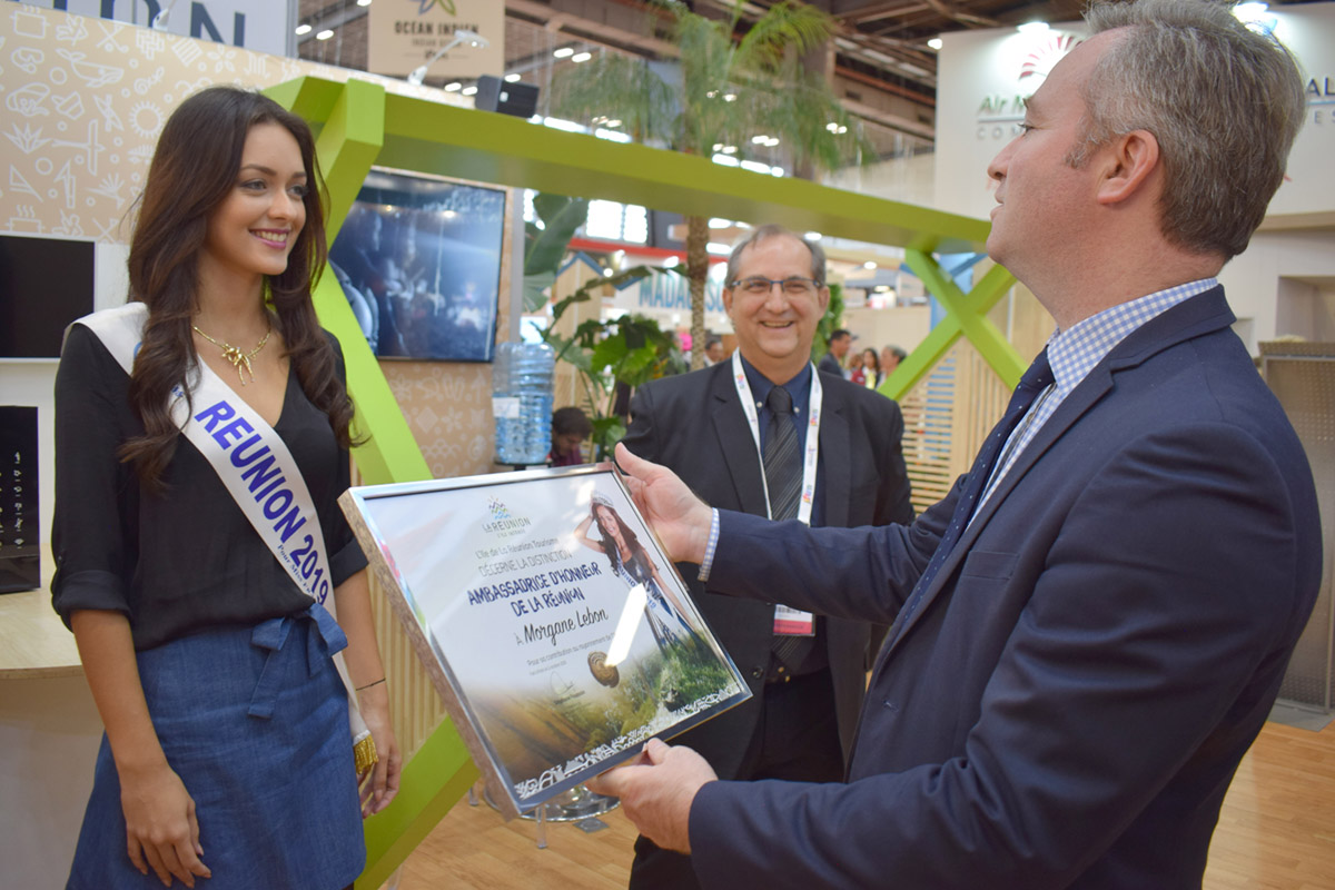 Morgane Lebon, première Miss Réunion à recevoir cette distinction des mains d'un ministre